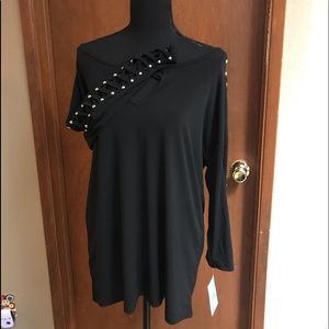 DONATED Rocker top with lattice sleeve, keyhole neck L NWT